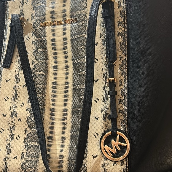 Michael Kors Large Travel Saffiano Leather Tote Snake Print and Black - Picture 2 of 6